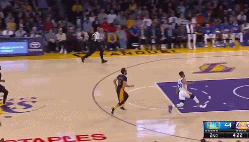 人类扣飞精华！生死球库里扣篮玩砸了 来回顾金州拉文黑历史