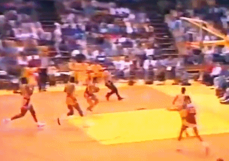 “历史第1主帅”打球啥水平?隔扣巅峰湖人!刺穿公牛王朝整条防线!