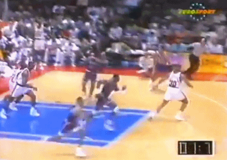 “历史第1主帅”打球啥水平?隔扣巅峰湖人!刺穿公牛王朝整条防线!