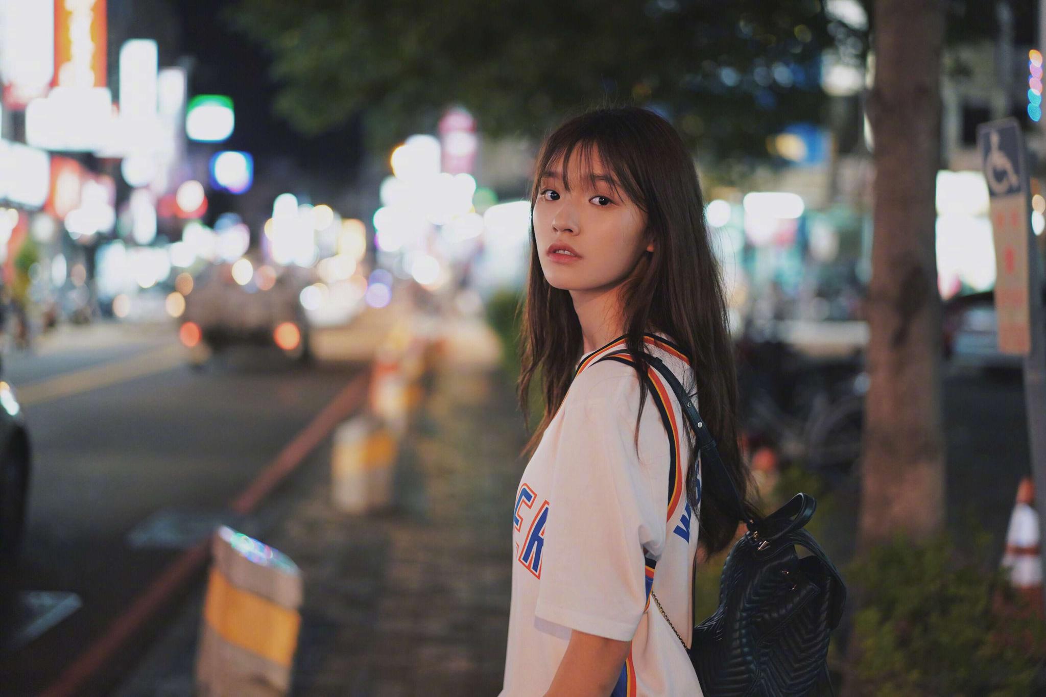 林允身穿NBA超巨球衣卖萌 她最爱的不是库里詹姆斯