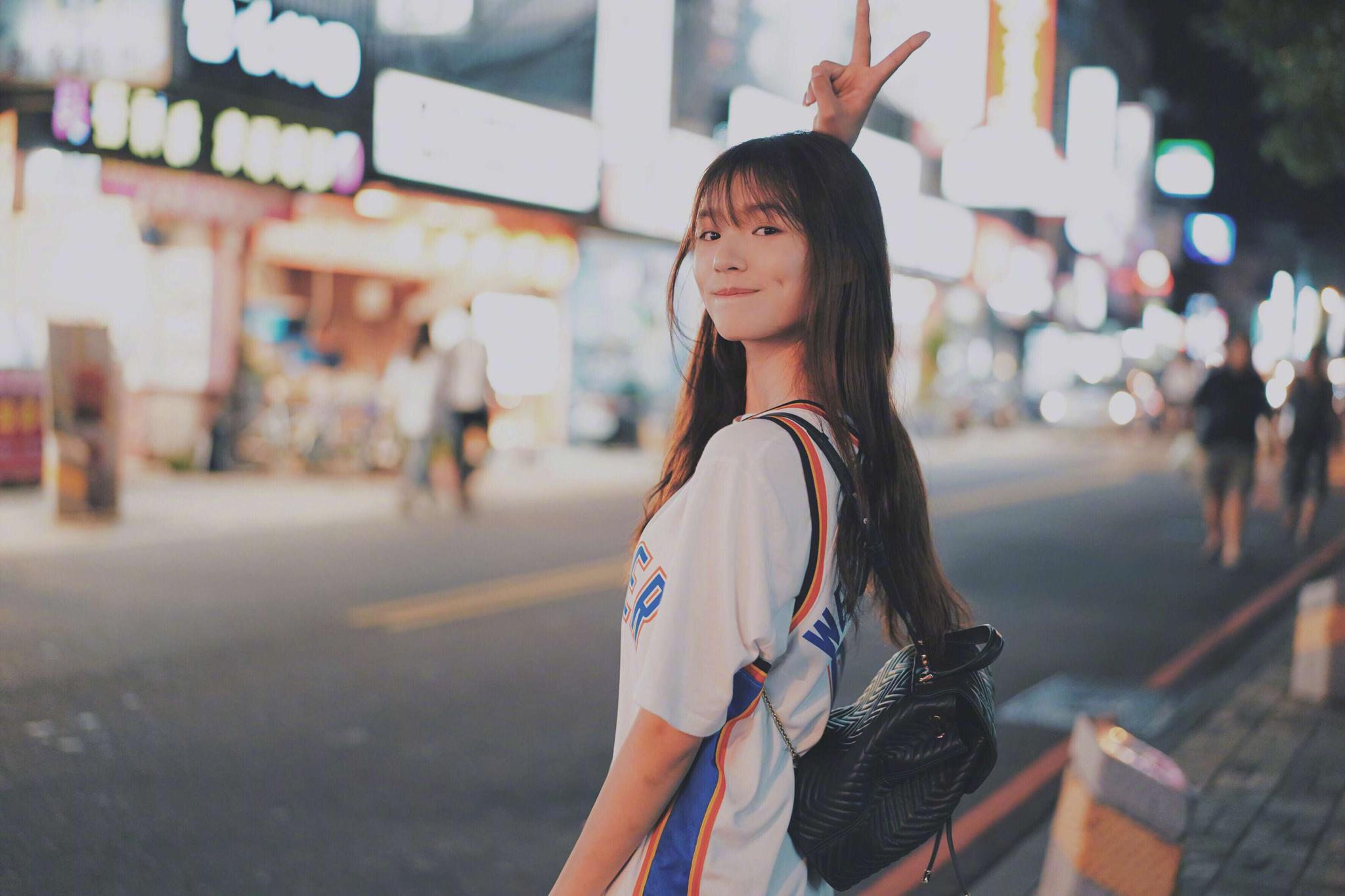 林允身穿NBA超巨球衣卖萌 她最爱的不是库里詹姆斯