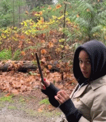 新鲜狗粮！克莱与女友林间开心嬉戏 勇士7连败了你知道吗？