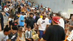 禾斗匕匕携二女儿督战德鲁联赛决赛 感觉好像瘦回来了