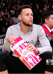 爆米花骨灰粉！库里真是不放过任何一个吃爆米花的机会啊