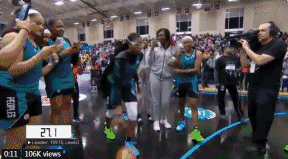 手掌比浓眉宽！臂展比库里长！17岁美国第一女扣将扣篮大赛夺冠