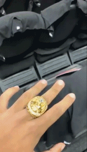 猛龙领取总冠军戒指升冠军旗！现场的每位球迷也人手一个冠军戒指