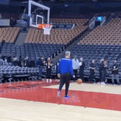 勇士总决赛前轻松训练！库里花式搞怪 科尔亲自上阵秀投篮