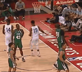 2米31黑版姚明闪耀夏联赛场！“踮脚扣”征服球迷！太BUG了