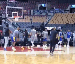 勇士总决赛前轻松训练！库里花式搞怪 科尔亲自上阵秀投篮