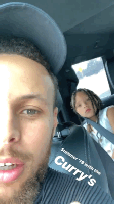 库里晒一家五口欢乐出游！炫耀儿子和女儿！科比含泪点赞