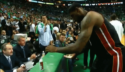 詹姆斯宣布经典洒镁粉下赛季回归！这几个当年的慢动作看湿了