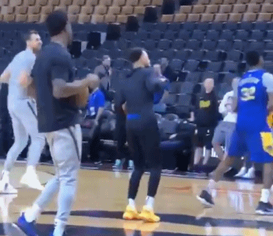 勇士总决赛前轻松训练！库里花式搞怪 科尔亲自上阵秀投篮