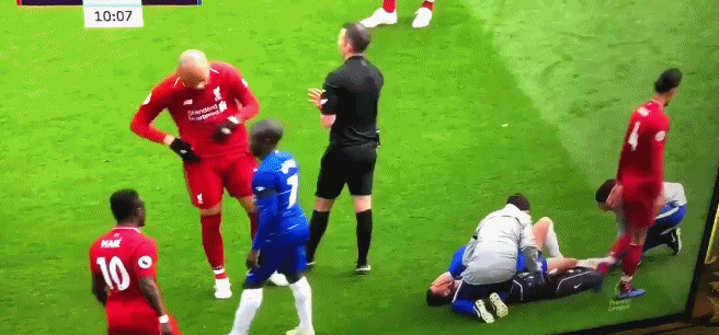 是冲阿扎尔擤鼻涕吗？