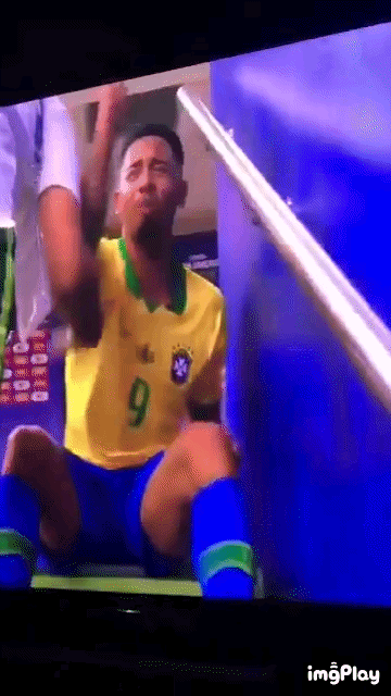 巴西大将被争议罚下情绪失控 球员通道痛哭