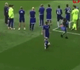 阿扎尔把儿子当猴遛