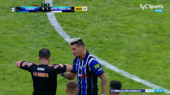 裁判出示红牌，球员暴怒要打人