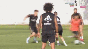 久保健英皇马训练中一条龙进球