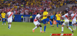 巴西大将被争议罚下情绪失控 球员通道痛哭