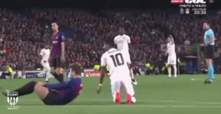 与皮克发生了碰撞，小抄掉在了场上