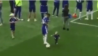 阿扎尔把儿子当猴遛