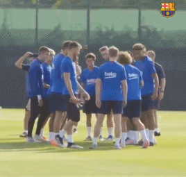 格子第一训就挨打+2次被穿裆