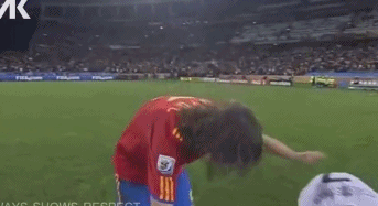 真硬！巴萨队魂一身血还笑的出 当年他场边缝针