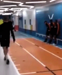 C罗vs范戴克！恐怖的超人弹跳