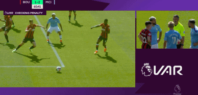 席尔瓦禁区内被踩，裁判看了VAR仍不判点球。