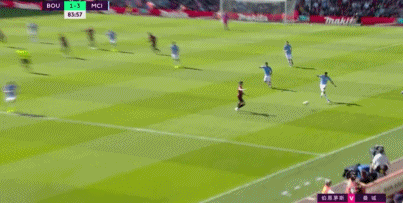 斯特林此球被吹越位，裁判不启用VAR