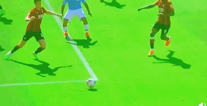 席尔瓦禁区内被踩，裁判看了VAR仍不判点球。