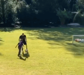 里贝里戏耍儿子