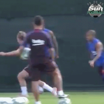 格子第一训就挨打+2次被穿裆