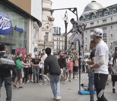 球迷们挑战C罗弹跳高度