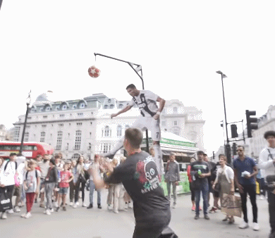 球迷们挑战C罗弹跳高度