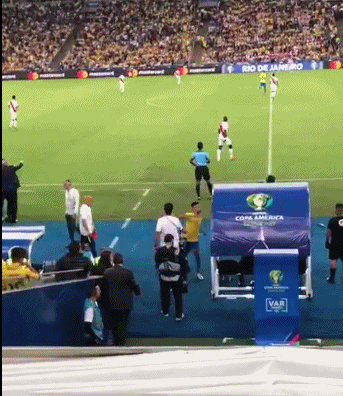 巴西大将被争议罚下情绪失控 球员通道痛哭