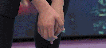 韩德君手部受伤疑似骨折