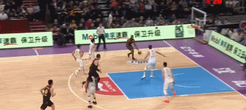 韩德君手部受伤疑似骨折