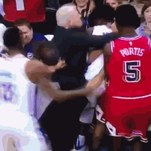 雷霆公牛爆10人冲突！威少参战最终4人吃T