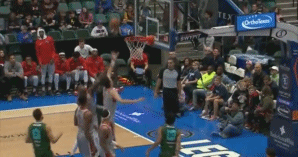 篮板争抢中扭伤