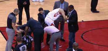 周琦受伤瞬间回顾！这一刻请为他祈祷