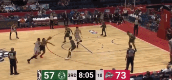 周琦内线起飞暴扣