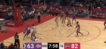 周琦扇飞对手上篮