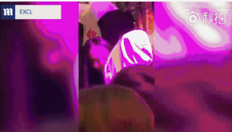 夜店与女子拥吻