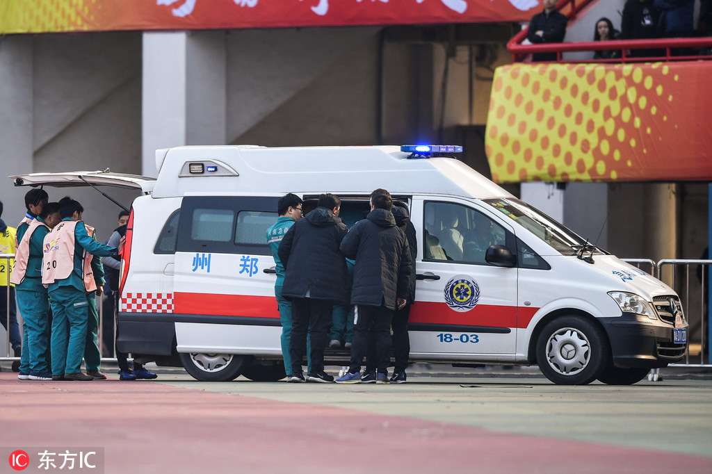 多拉多受伤被抬上救护车