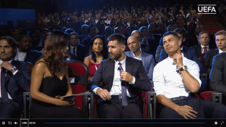 梅西C罗牵手对视 表白：我想你