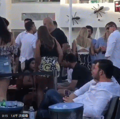 曝梅西遭袭击！保镖用肉身保护他