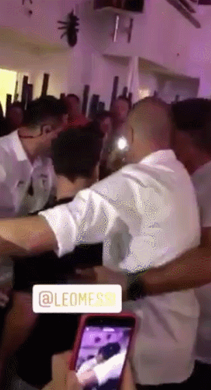 曝梅西遭袭击！保镖用肉身保护他