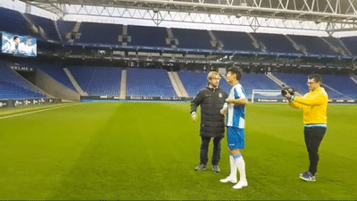 亲吻西班牙人队徽