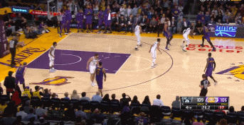 詹姆斯执行关键一攻时滑倒