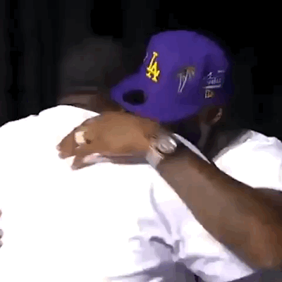 詹姆斯赌城现身！督战湖人夏联，跟新任主帅交流，现场被围死了！